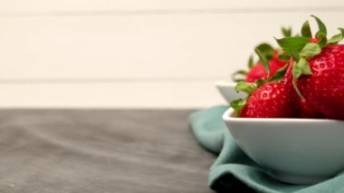 kabın içinde iştah açıcı çilek