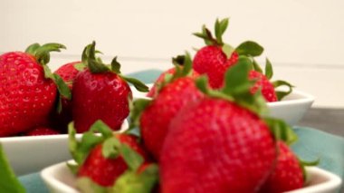 kabın içinde iştah açıcı çilek