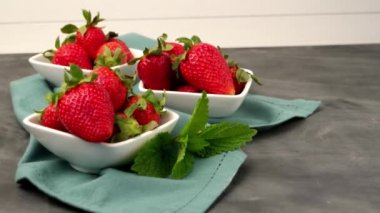 kabın içinde iştah açıcı çilek