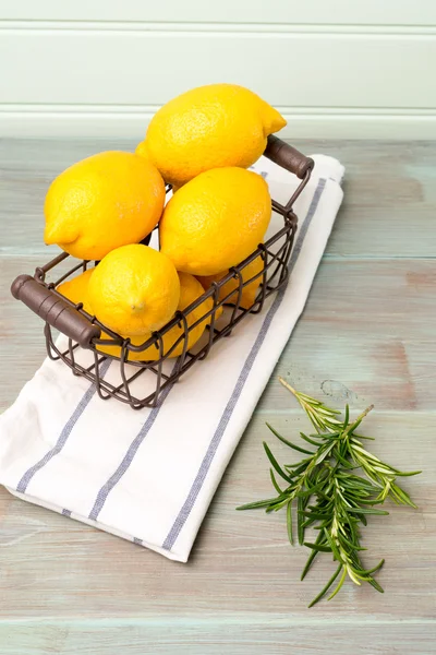 Limones en la mesa — Foto de Stock