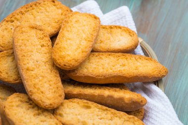 Ahşap bir masa üzerinde tost ekmeği