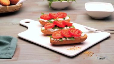 Bruschetta süzme peynir ile
