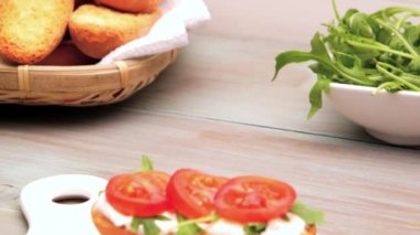 Bruschetta süzme peynir ile