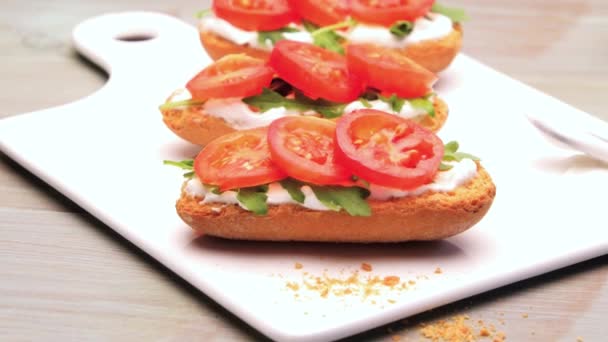 Bruschetta with cottage cheese — Stock Video