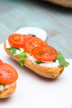 Bruschetta süzme peynir ile