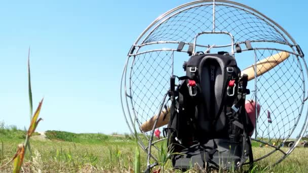 Unidentified participant riding a kitebuggy — Stock Video