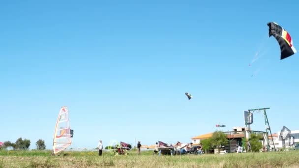 Paulo Azevendo en un kitebuggy — Vídeo de stock