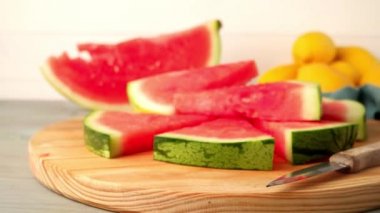 Ahşap masada karpuz dilimleri