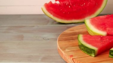 Ahşap masada karpuz dilimleri