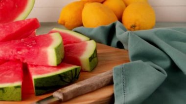 Ahşap masada karpuz dilimleri