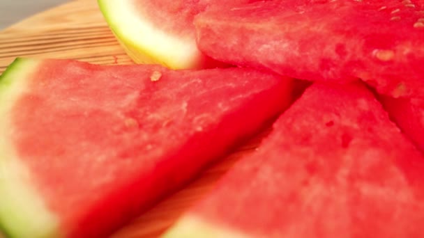 Watermeloen plakjes op houten tafel — Stockvideo