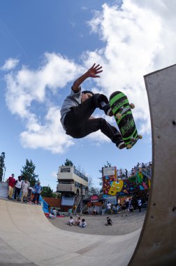 Gabriel Machado mini rampa üzerinde uçan