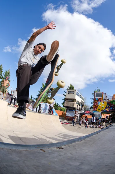 Gabriel Machado fazendo um flip — Fotografia de Stock