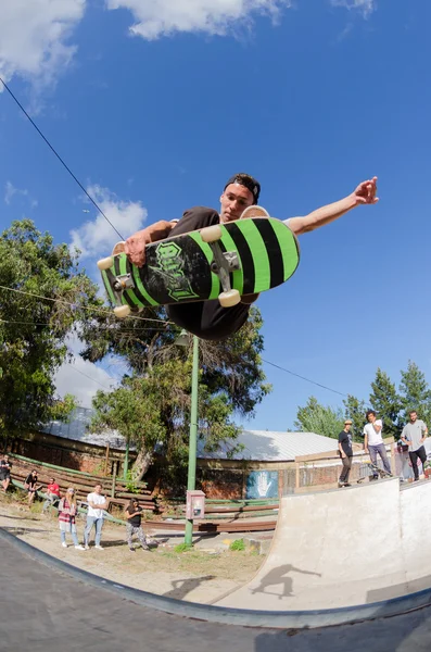 Gabriel Machado flyger på mini ramp — Stockfoto