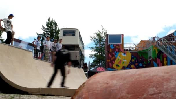 Bruno Senra on the mini ramp — Stock Video