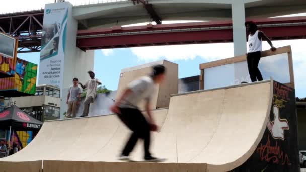 Skaters στη μίνι ράμπα — Αρχείο Βίντεο