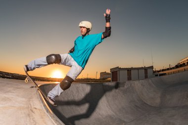 kaykaycı somut bir havuzda 