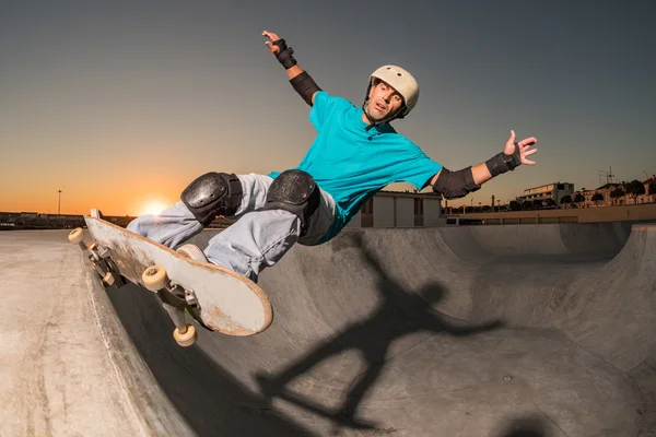 Skateboarder em uma piscina de concreto — Fotografia de Stock