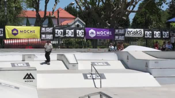 鲁文 · 桑托斯在直流滑板挑战 — 图库视频影像