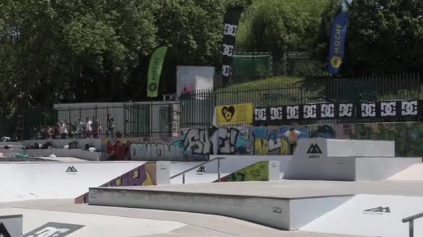 Pedro rodrigues während der dc skate challenge — Stockvideo