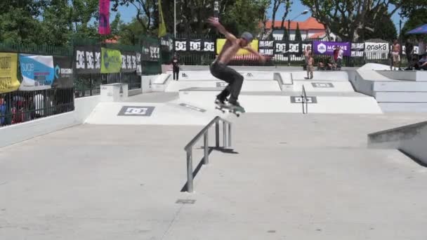 Cesar Afonso durante el DC Skate Challenge — Vídeo de stock