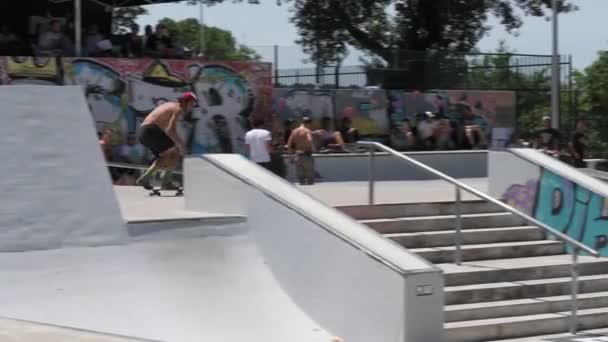 Pedro Machado during the DC Skate Challenge — Stock Video