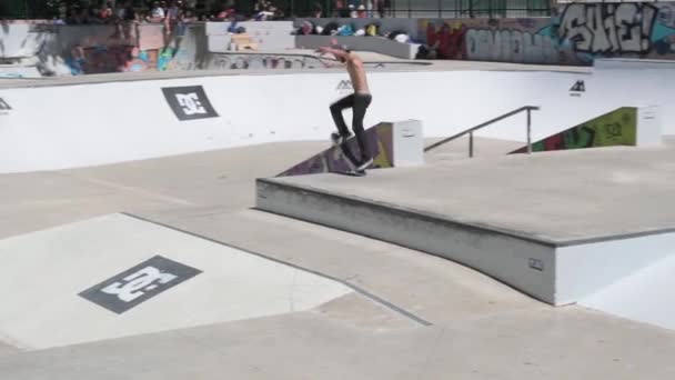 Cesar Afonso durante el DC Skate Challenge — Vídeo de stock