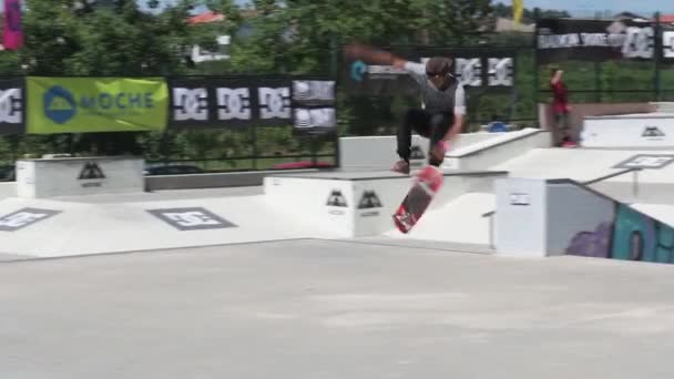 Гильерме Дюран во время соревнований DC Skate Challenge — стоковое видео