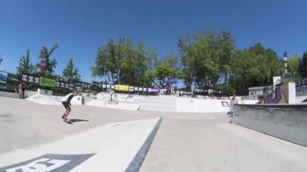 Gustavo Ribeiro durante o DC Skate Challenge — Vídeo de Stock