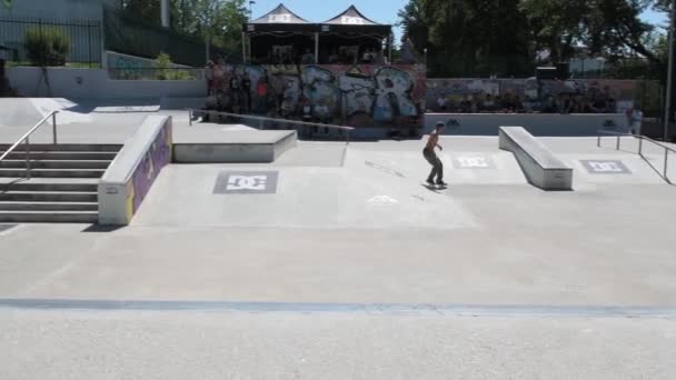 豪尔赫 · 西蒙斯在直流滑板挑战 — 图库视频影像