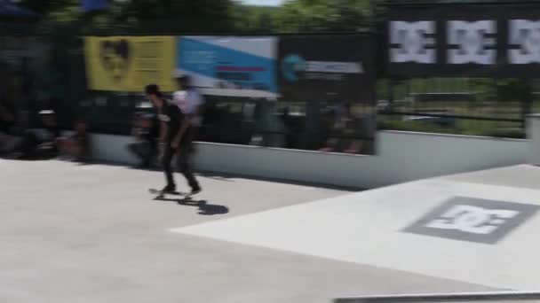 Joao Santos durante el DC Skate Challenge — Vídeo de stock