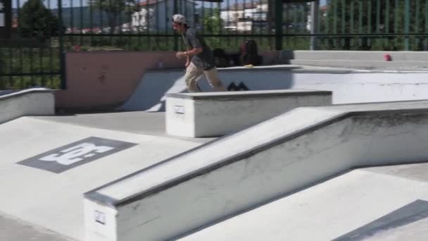 Daniel Fernandes tijdens de Dc Skate Challenge — Stockvideo