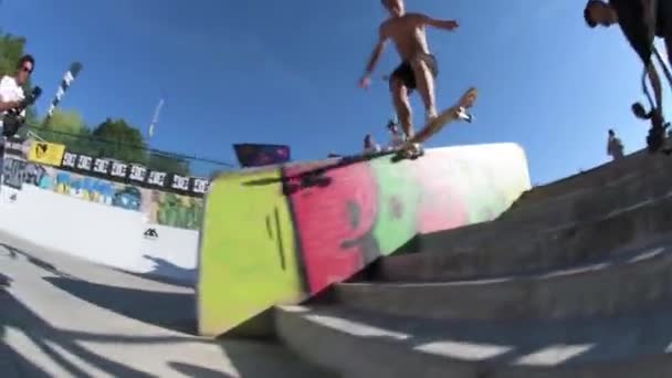 Gabriel Ribeiro durante o DC Skate Challenge — Vídeo de Stock