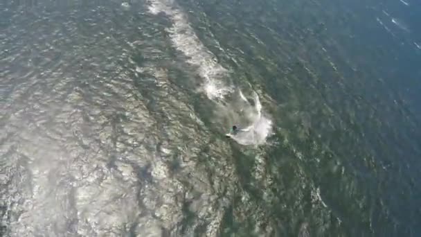Vista de pipa aérea de kitesurfer — Vídeo de Stock