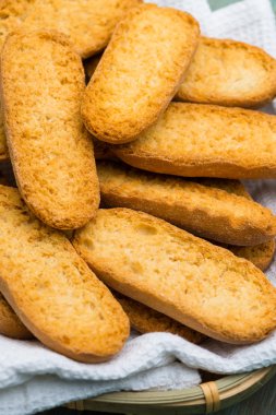 Ahşap bir masa üzerinde tost ekmeği