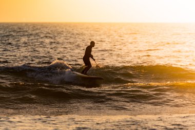 Gün batımında paddler siluet kadar stand