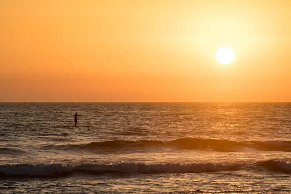 Muž surfování silueta — Stock fotografie