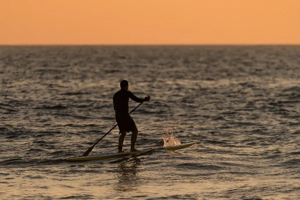 Man paddleboarding siluett — Stockfoto