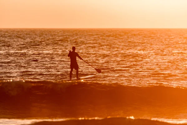 Levante-se silhueta paddler ao pôr do sol — Fotografia de Stock