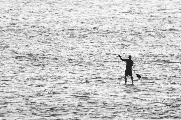 Adam stand up paddle kurulu — Stok fotoğraf