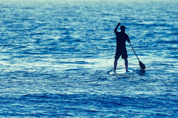 Man på stand up paddle styrelsen — Stockfoto