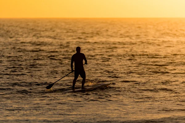 Hombre silueta de paddleboarding —  Fotos de Stock