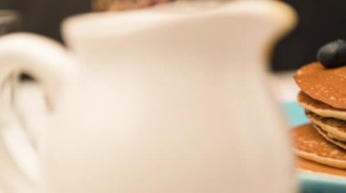 Taze böğürtlen ile Pancakes