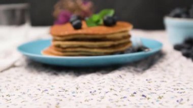 Taze böğürtlen ile Pancakes