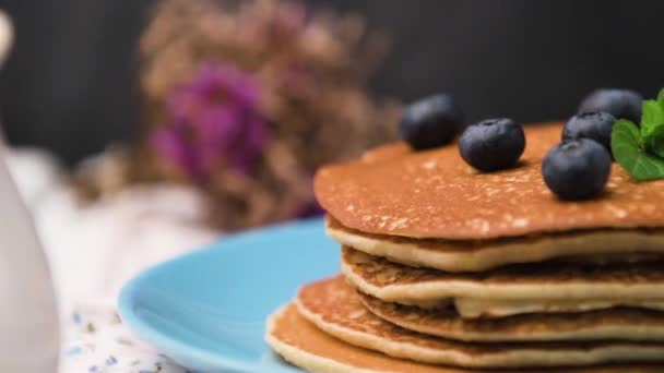 Taze böğürtlen ile Pancakes — Stok video