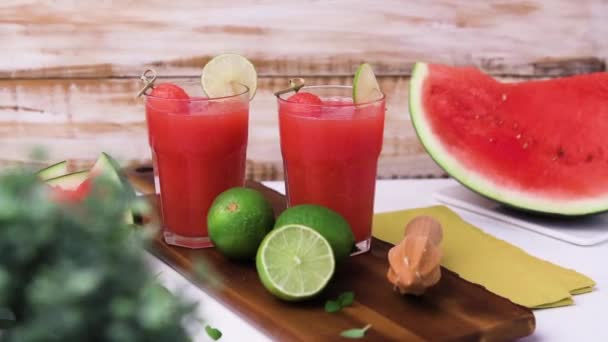 Karpuz Smoothies ahşap tablo — Stok video