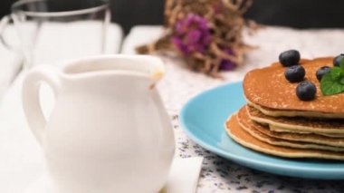 Taze böğürtlen ile Pancakes