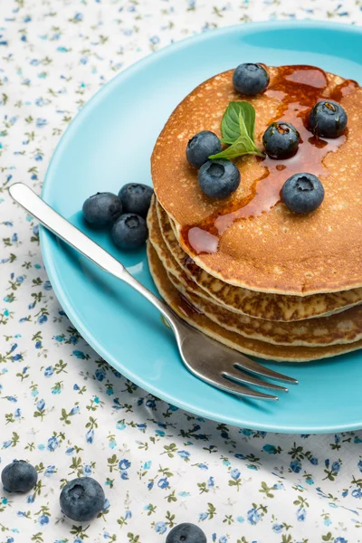 Pfannkuchen mit frischen Brombeeren — Stockfoto