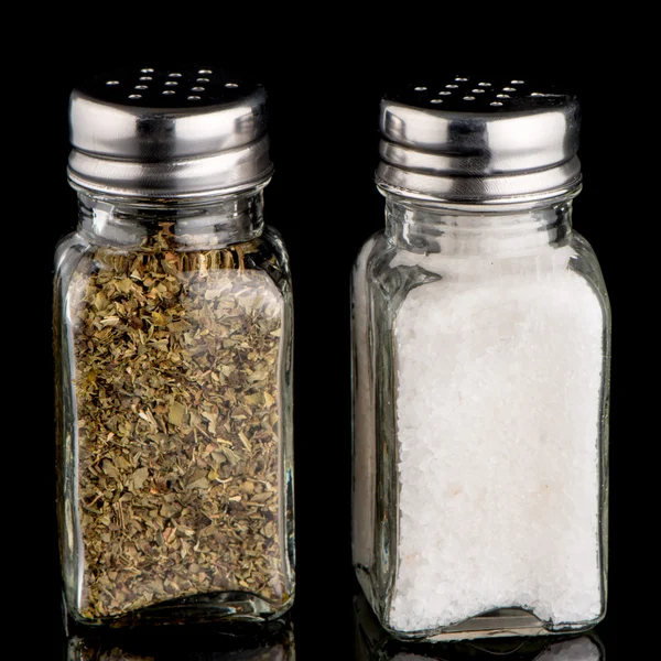 Shaker soli i oregano — Zdjęcie stockowe