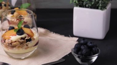 Krem ve şeftali çöl